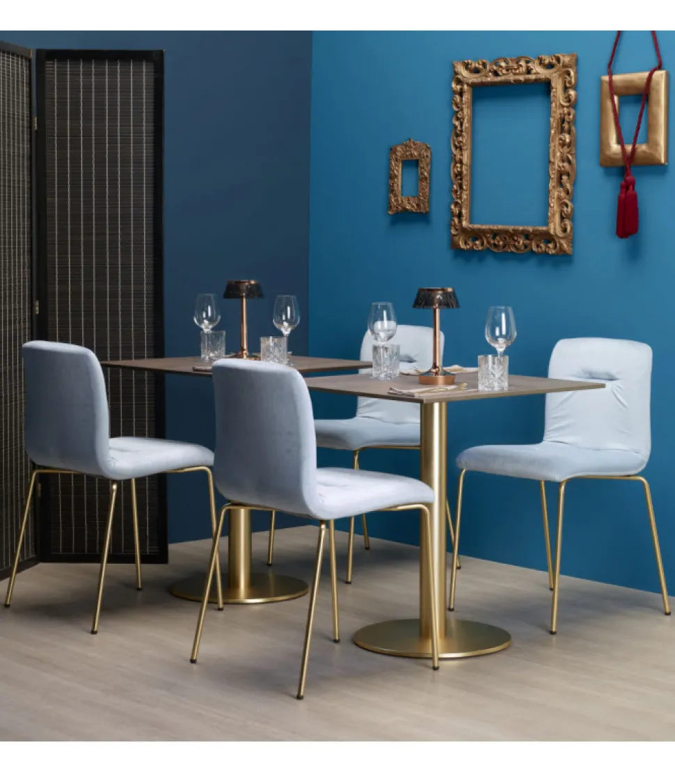 Sedia Alice Pop Di Scab, Con Seduta Imbottita E Rivestita E Gambe In Metallo Verniciato.