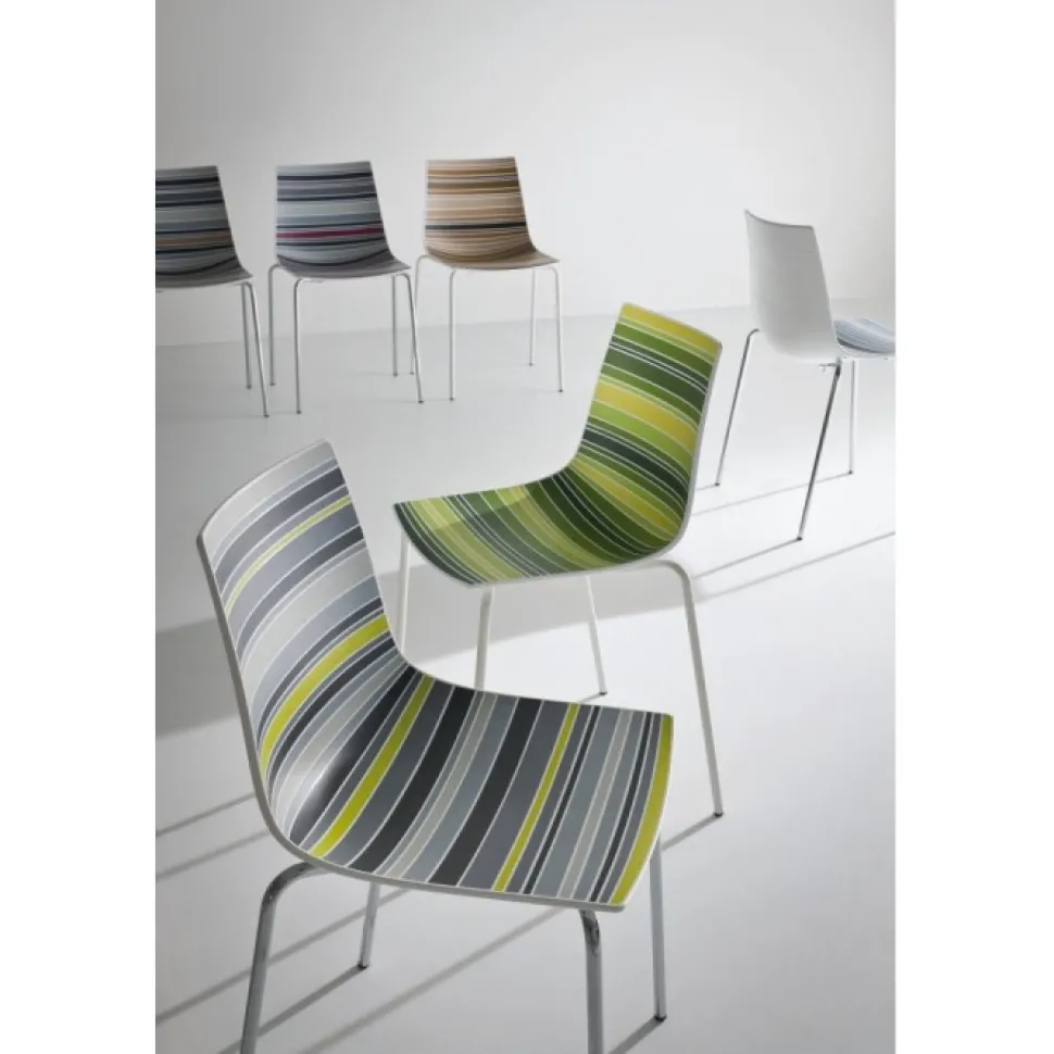Sedia Colorfive Na Gioco Di Colori Brillanti E Pastello