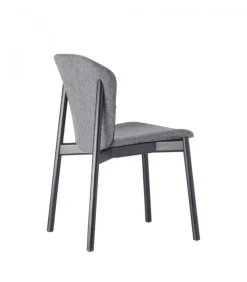 Sedia Finn 2891 Di Scab, Con Struttura In Legno, Seduta E Schienale Imbottiti E Rivestiti.