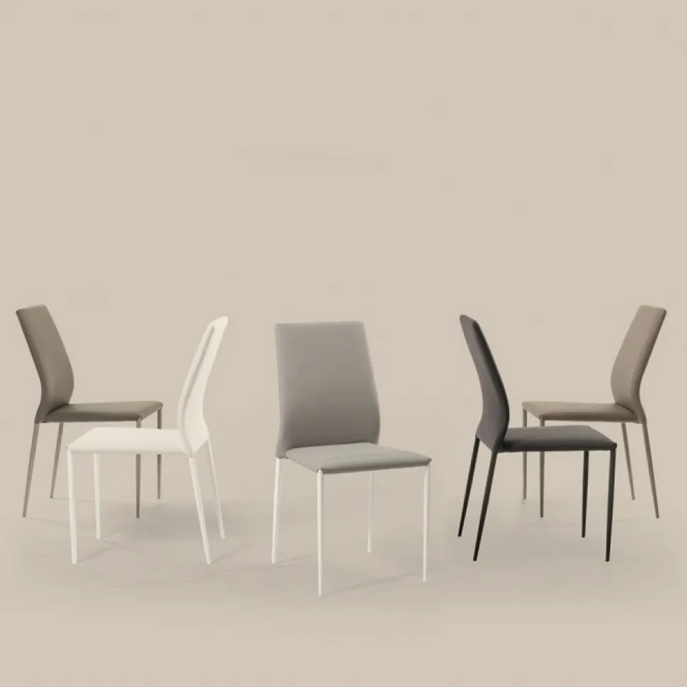 Sedia Imbottita Kendra,Rivestita In Ecopelle Con Gambe In Metallo