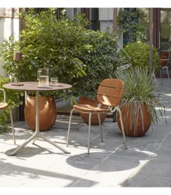 Sedia In Legno Si-Si Di Scab, Schienale E Seduta In Legno Trattato Per L'Esterno, Struttura In Acciaio Zincato E Verniciato.