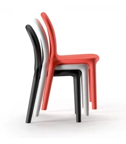 Sedia In Polietilene, Realizzata In Italia Da Plust, Progettata Da Berenice.