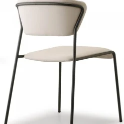 Sedia Lisa Di Scab, Scocca Imbottita E Rivestita E Telaio In Acciaio Cromato O Verniciato.