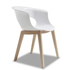 Sedia Miss Di Scab, Interamente Progettata E Realizzata In Italia, Con Scocca In Policarbonato E Gambe In Faggio.