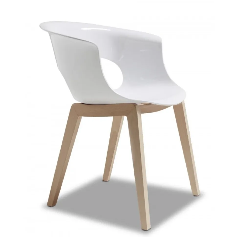 Sedia Miss Di Scab, Interamente Progettata E Realizzata In Italia, Con Scocca In Policarbonato E Gambe In Faggio.