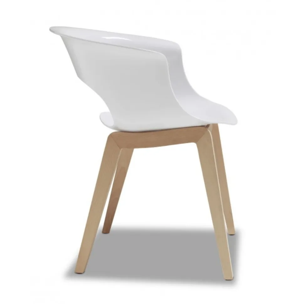 Sedia Miss Di Scab, Interamente Progettata E Realizzata In Italia, Con Scocca In Policarbonato E Gambe In Faggio.