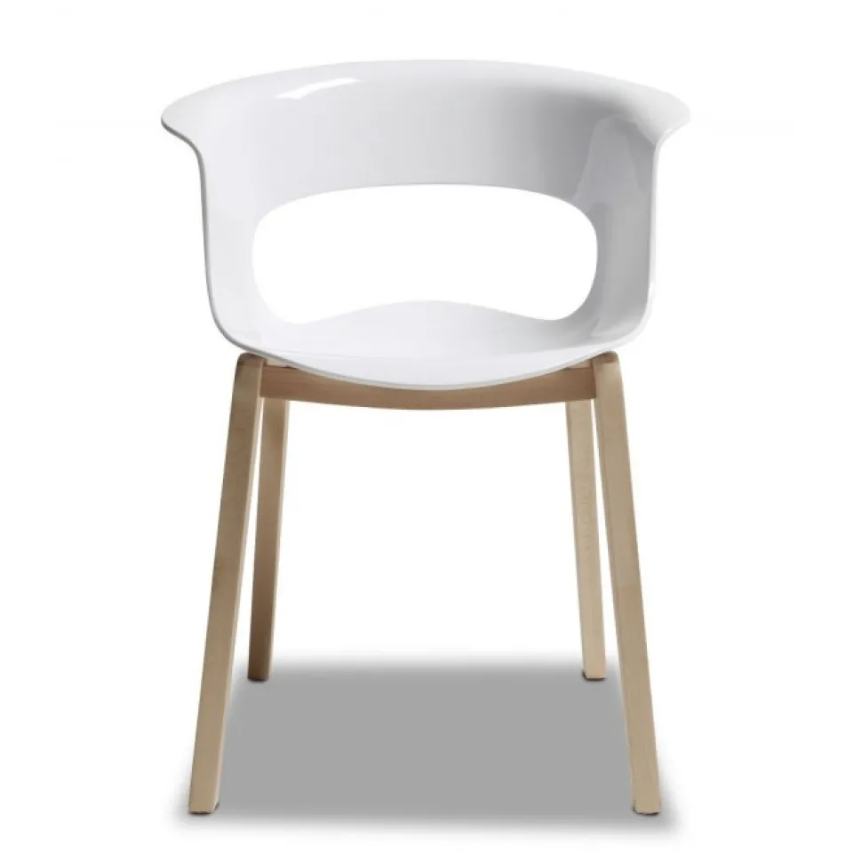 Sedia Miss Di Scab, Interamente Progettata E Realizzata In Italia, Con Scocca In Policarbonato E Gambe In Faggio.