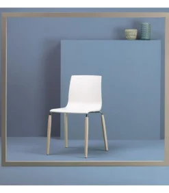 Sedia Natural Alice, Con Gambe Disponibili In Frassino Sbiancato O In Faggio Wenge, Scocca In Tecnopolimero.