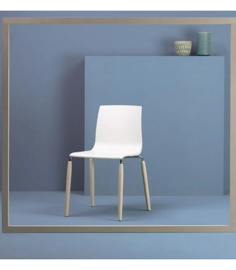 Sedia Natural Alice, Con Gambe Disponibili In Frassino Sbiancato O In Faggio Wenge, Scocca In Tecnopolimero.