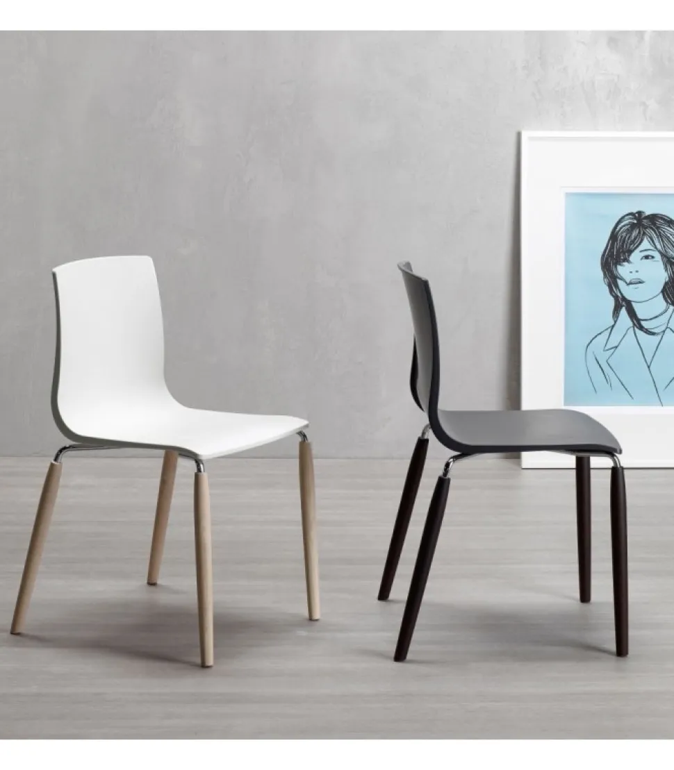 Sedia Natural Alice, Con Gambe Disponibili In Frassino Sbiancato O In Faggio Wenge, Scocca In Tecnopolimero.