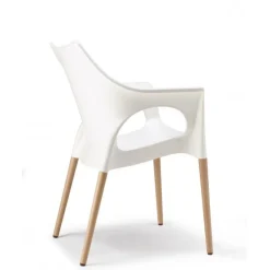 Sedia Natural Ola Di Scab, Progettata E Realizzata In Italia. E Dotata Di Braccioli Per Un Massimo Comfort.