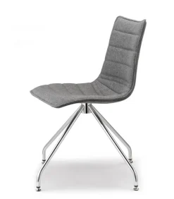 Sedia Zebra Pop Di Scab, Con Scocca Girevole Imbottita E Rivestita, E Gambe In Acciaio Cromato O Verniciato.