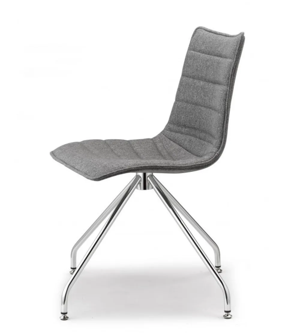 Sedia Zebra Pop Di Scab, Con Scocca Girevole Imbottita E Rivestita, E Gambe In Acciaio Cromato O Verniciato.