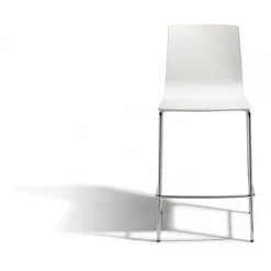 Seduta In Tecnopolimero (Anche Ignifuga), Struttura In Acciaio Verniciato (Per Outdoor) O Cromato (Per Indoor).