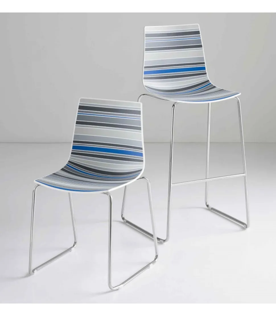 Sgabello Con Scocca Multicolore.