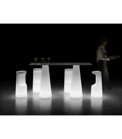 Sgabello Fura Di Plust, Realizzato Interamente In Italia In Polietilene Per L'Outdoor.