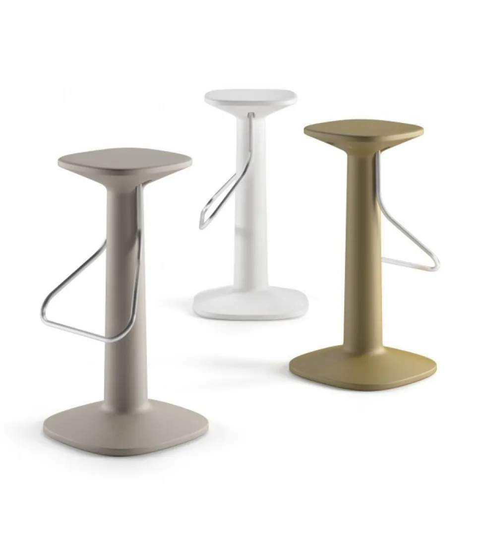 Sgabello In Polietilene Per L'Outdoor, Certificato Da Catas Come Conforme E Resistente.