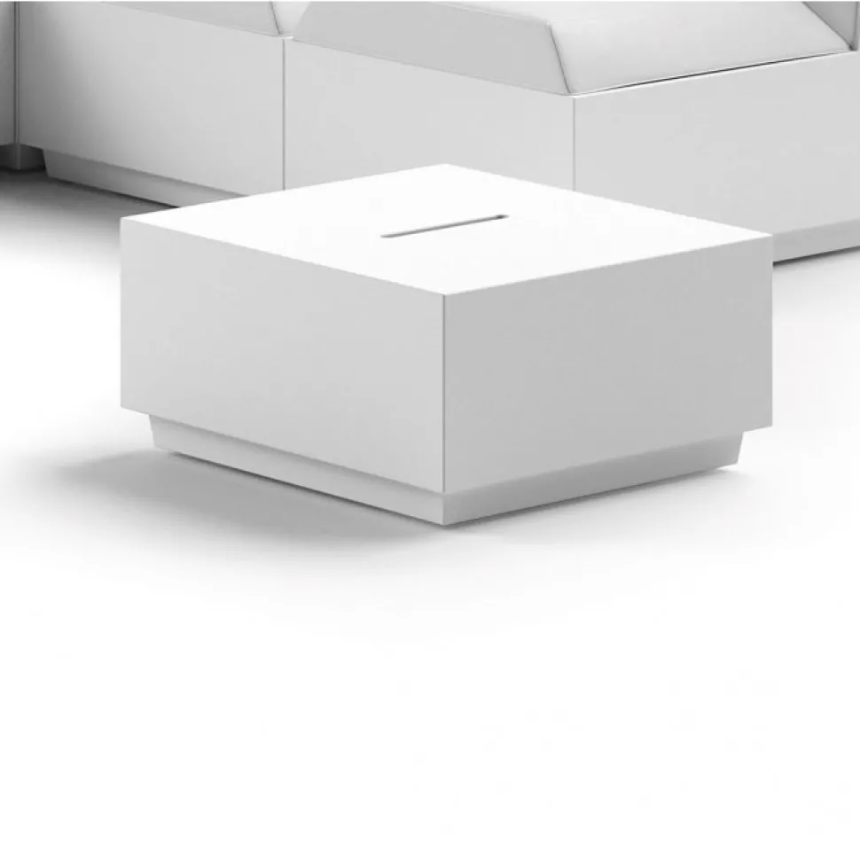 Tavolino Big Cut Di Plust, Realizzato Interamente In Polietilene, Per Indoor E Outdoor.