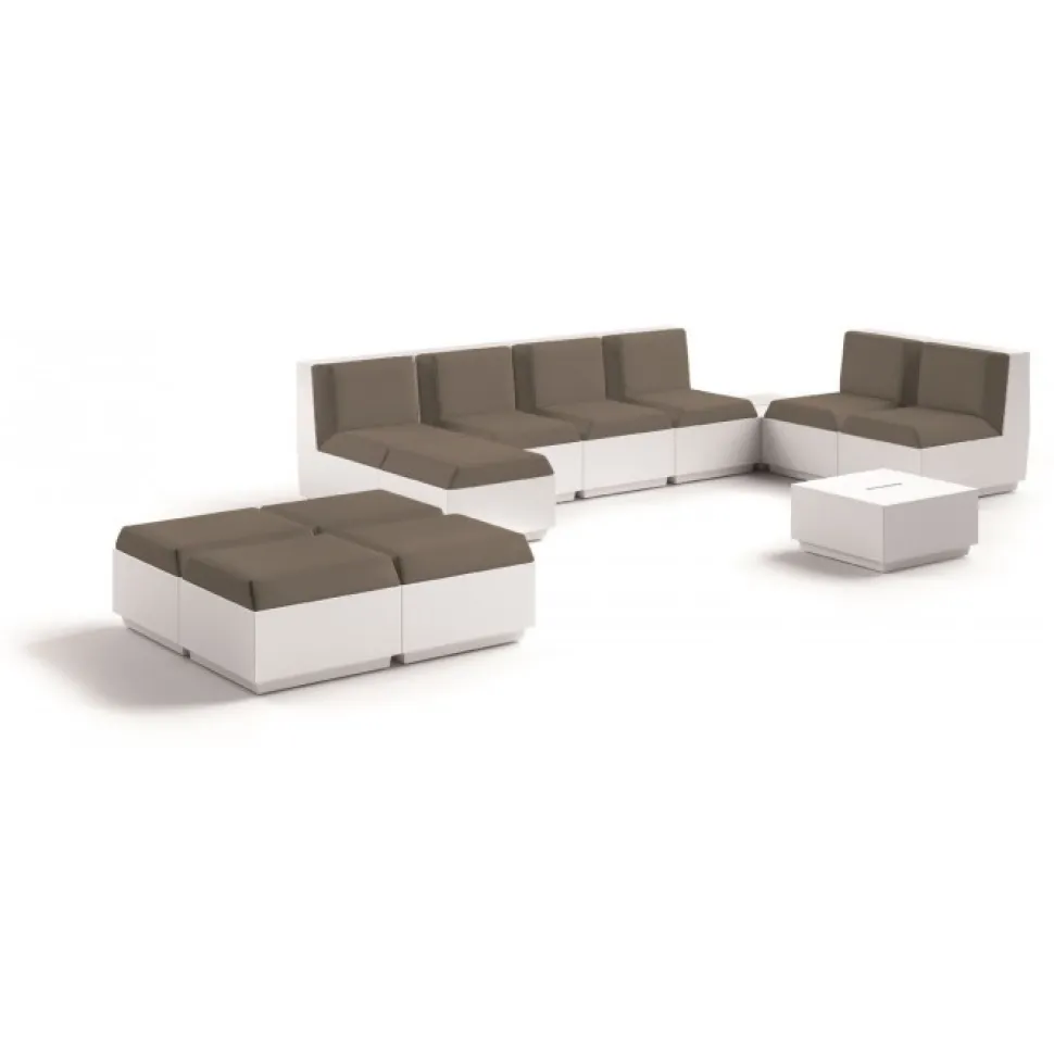 Tavolino Big Cut Di Plust, Realizzato Interamente In Polietilene, Per Indoor E Outdoor.