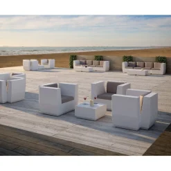 Tavolino Big Cut Di Plust, Realizzato Interamente In Polietilene, Per Indoor E Outdoor.