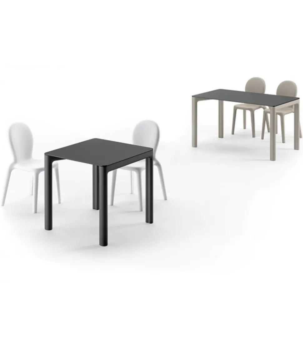 Tavolo Chloe Di Plust, Progettato E Realizzato In Italia Per L'Uso Outdoor.