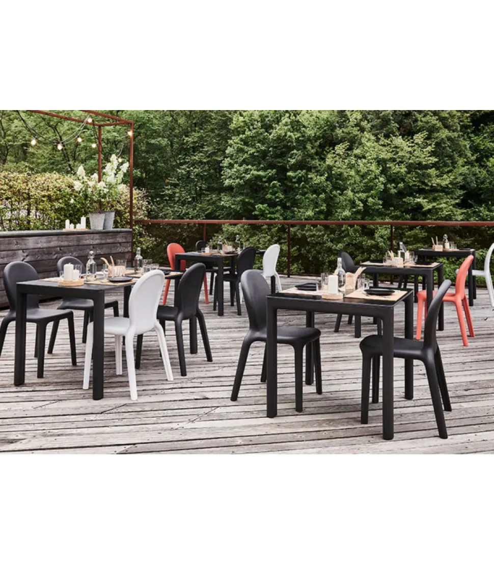 Tavolo Chloe Di Plust, Progettato E Realizzato In Italia Per L'Uso Outdoor.