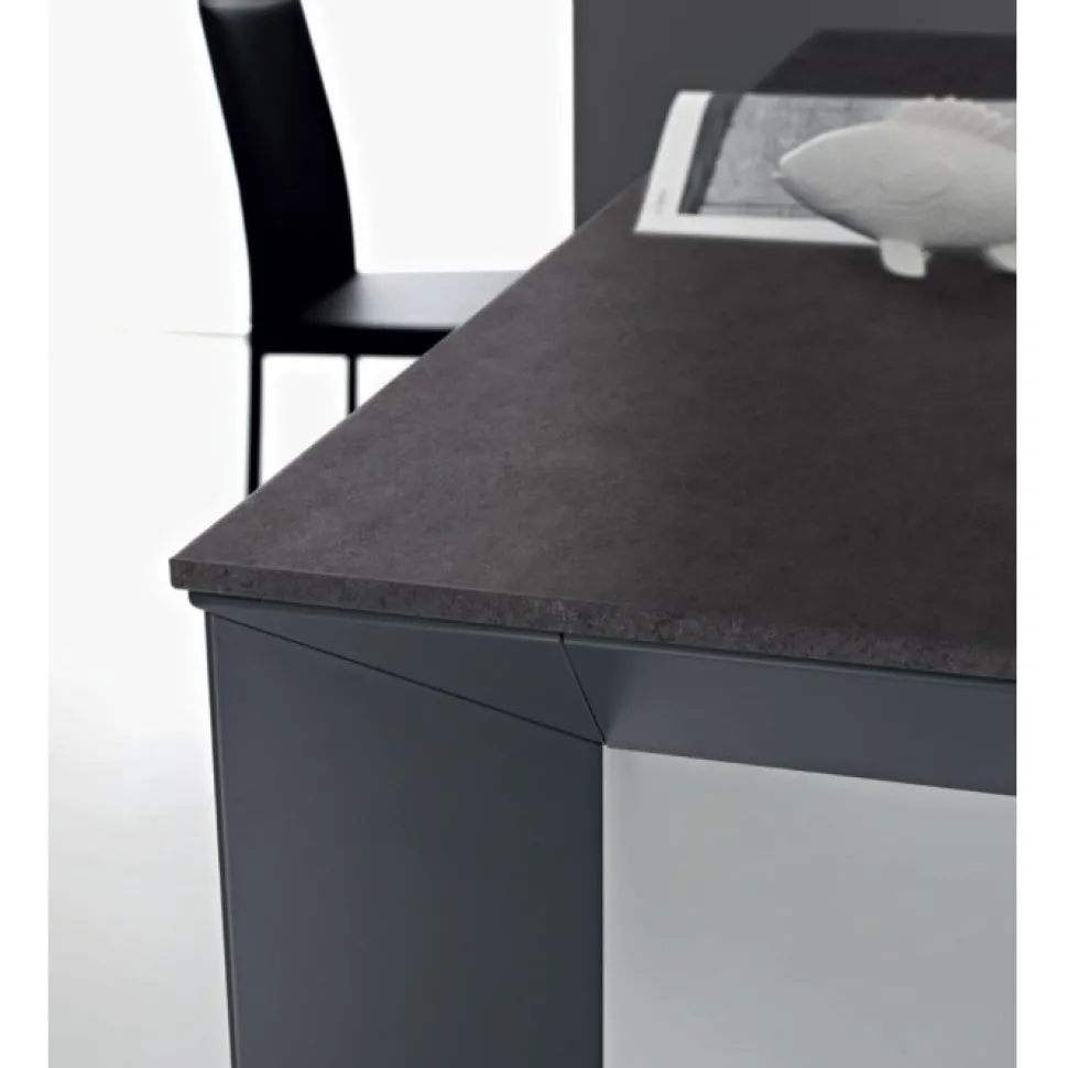 Tavolo Diamante Allungabile Con Basamento In Metallo