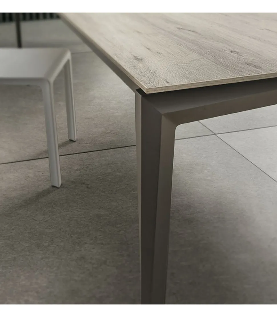 Tavolo Superallungabile Con 3 Allunghe, Piano In Hpl E Fenix E Gambe In Metallo Verniciato - Da 138 E 160 Cm. - Art.138S