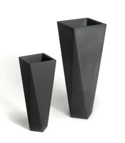 Vaso D'Arredo Realizzato Interamente In Italia In Polietilene, Accessoriabile Di Kit Di Fissaggio.