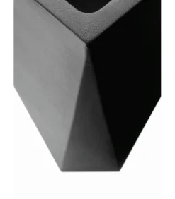 Vaso D'Arredo Realizzato Interamente In Italia In Polietilene, Accessoriabile Di Kit Di Fissaggio.