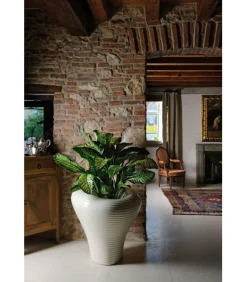 Vaso In Polietilene Per L'Outdoor, Realizzato In Italia Da Plust, Disegnato Da Luca Nichetto.