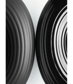 Vaso In Polietilene Per L'Outdoor, Realizzato In Italia Da Plust, Disegnato Da Luca Nichetto.