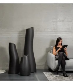 Vaso Madame Di Plust In Polietilene, Disponibile In Tre Dimensioni E Due Colori.