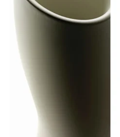 Vaso Madame Di Plust In Polietilene, Disponibile In Tre Dimensioni E Due Colori.